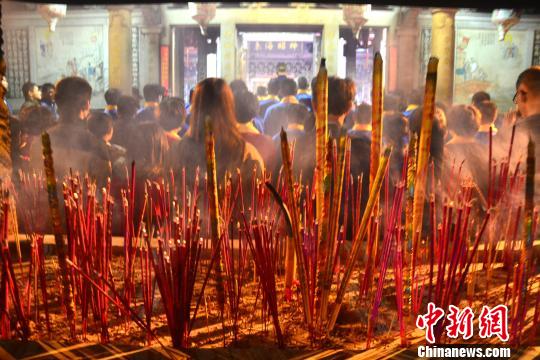 圖為媽祖信眾搶頭香祈福。　林群華 攝