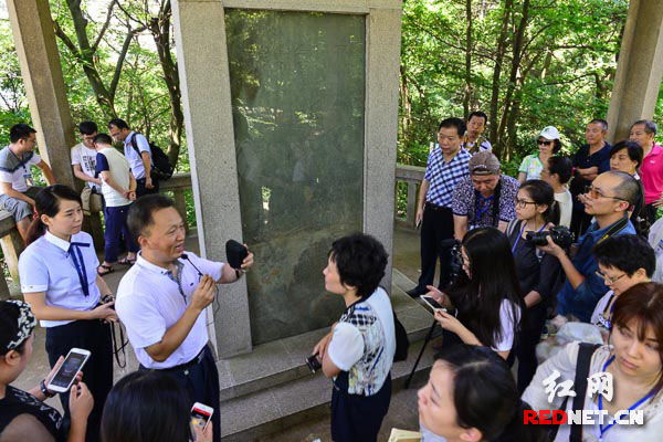 長沙市市委宣傳部長沙會戰(zhàn)專家顧慶豐在會戰(zhàn)紀(jì)念碑前向記者講述四次長沙會戰(zhàn)的情況。