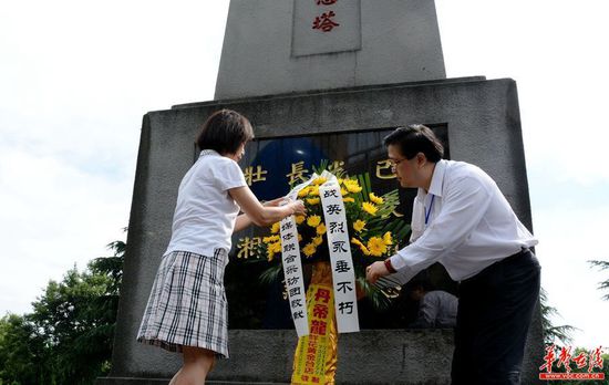 採(cǎi)訪團(tuán)向紀(jì)念碑敬獻(xiàn)花籃，祭奠常德會(huì)戰(zhàn)陣亡將士英魂。