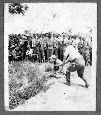 日軍砍掉中國(guó)戰(zhàn)俘頭顱的瞬間。資料片