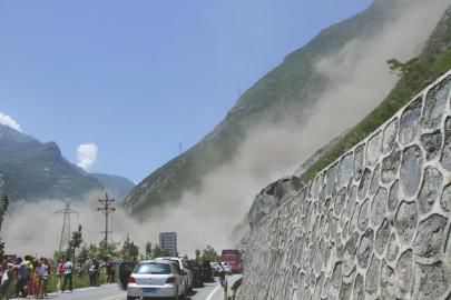 塌方發(fā)生時(shí)，激起的塵土瀰漫山谷。張嶸攝